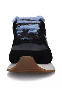 Scarpa sportiva nera in suede con linguetta in finta pelliccia blu, lacci neri e suola in gomma beige con tocchi di texture.