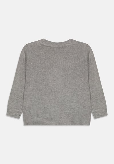 Pull en tricot gris clair avec un col rond, des manches longues et des poignets côtelés. Texture lisse et design classique à coupe loose.