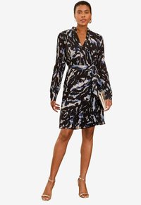 FIT - NOTCH NECK PLEATED - Dienas kleita - black