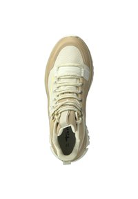 Scarpa sportiva beige con un upper in tessuto testurizzato, punta rinforzata, linguetta imbottita e una suola in gomma bianca con modelli di aderenza.