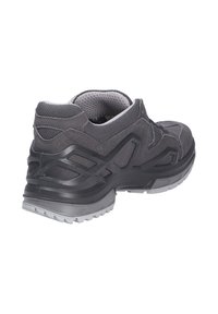 Scarpa sportiva grigia con tomaia testurizzata, colletto imbottito e suola in gomma nera e grigia resistente, dotata di scanalature per la trazione.