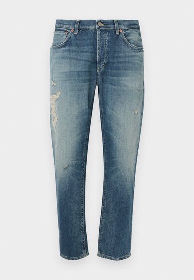 Jean en denim bleu clair à coupe décontractée, avec des zones usées, une fermeture à boutons et cinq poches. Lavage en machine recommandé.