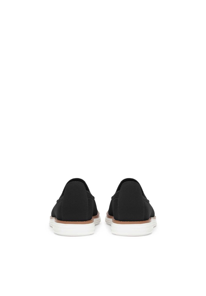 Czarne buty wsuwane z teksturowaną cholewką, białą gumową podeszwą i jasnobrązowym akcentem na pięcie. Prosty, wszechstronny design.