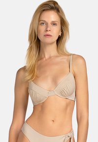 Beżowy stanik bikini z teksturowanej tkaniny, trójkątnymi miseczkami, regulowanymi ramiączkami i marszczonym detalem na środku. Brak widocznej wyściółki i fiszbin.