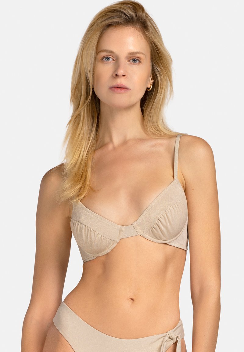 Beżowy stanik bikini z teksturowanej tkaniny, trójkątnymi miseczkami, regulowanymi ramiączkami i marszczonym detalem na środku. Brak widocznej wyściółki i fiszbin.