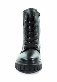 Bota de cuero negro con cordones, puntera redondeada, suela texturizada y cremallera lateral. Presenta ojales de metal y cordones gruesos para un ajuste seguro.