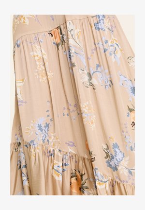 Cvjetna midi haljina od mekog bež materijala. Sadrži plave, narančaste i zelene uzorke s nabranim slojevima za teksturu i vizualni interes.