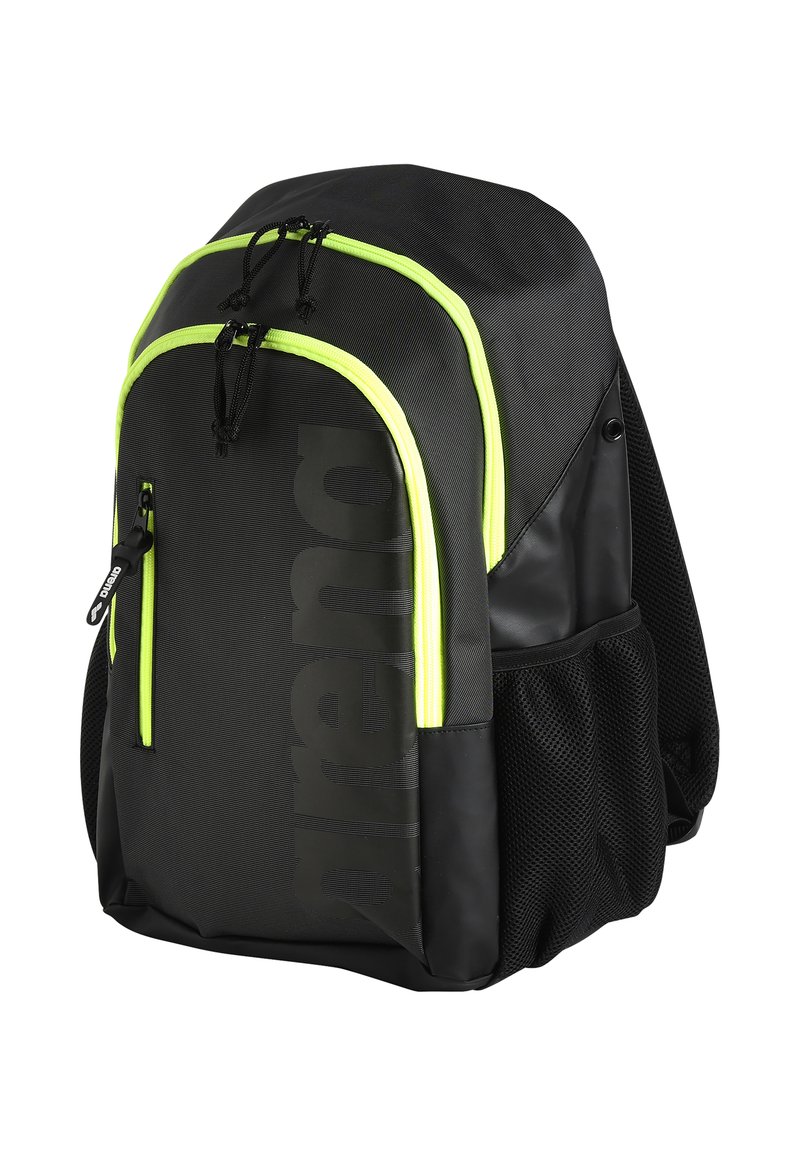 Zaino nero con zip verde lime, tasca laterale in rete e grande motivo del logo. Presenta spallacci imbottiti e materiale resistente.