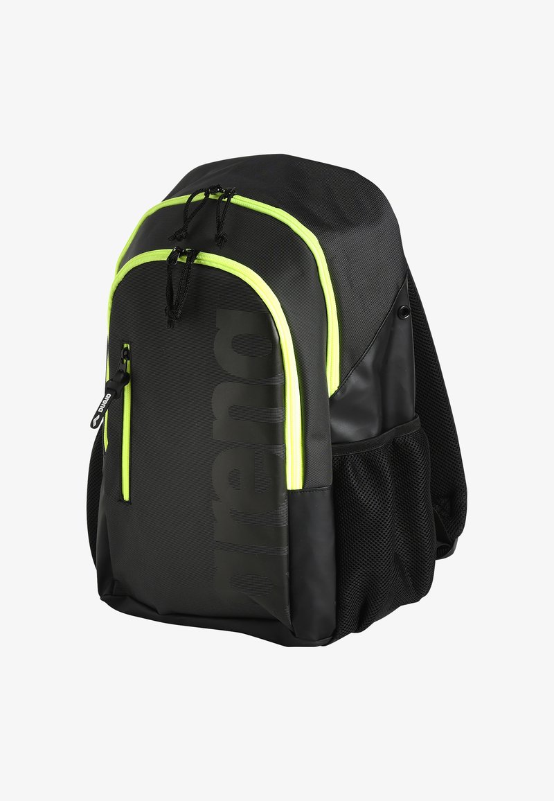 Zaino nero con zip verde lime, tasca laterale in rete e grande motivo del logo. Presenta spallacci imbottiti e materiale resistente.