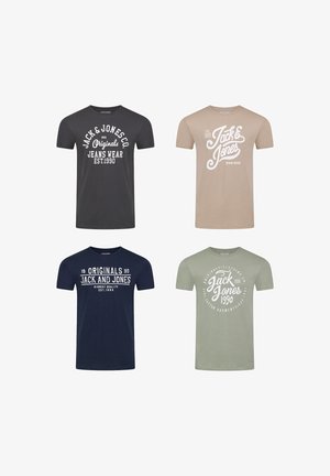 Vier T-Shirts in verschiedenen Farben: dunkelgrau mit weißen Text, beige mit weißem Design, marineblau mit weißen Akzenten und hellgrün mit weißem Logo.