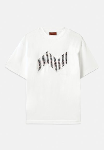 Baltas medvilninis T-shirt'as su daugiaspalviu zigzaginiu raštu priekyje. Apvalus kaklas ir trumpomis rankovėmis. Logotipo detalė po raštu.