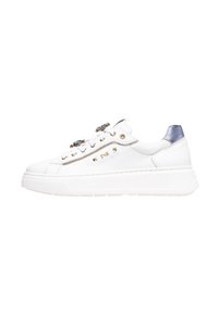 Baskets en cuir blanc avec une finition texturée, des accents métalliques et des lacets décoratifs. Elles présentent une semelle blanche épaisse et un détail de talon argenté.