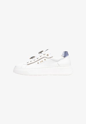 Baskets en cuir blanc avec une finition texturée, des accents métalliques et des lacets décoratifs. Elles présentent une semelle blanche épaisse et un détail de talon argenté.