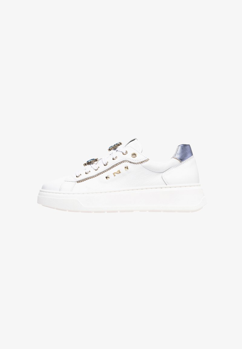 Baskets en cuir blanc avec une finition texturée, des accents métalliques et des lacets décoratifs. Elles présentent une semelle blanche épaisse et un détail de talon argenté.