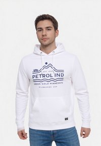 Biely mikina s kapucňou s prednou kengurou vreckom, námornícky grafický dizajn s textom "PETROLIND" a sťahovacími šnúrkami na kapucni.