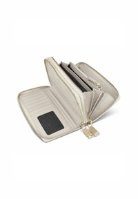 Cartera de cuero beige con superficie texturizada, dos compartimentos, múltiples ranuras para tarjetas, herrajes de cremallera en dorado y un bolsillo transparente para identificación.