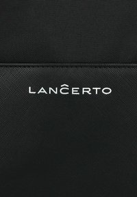 Czarna tkanina o teksturowanym wykończeniu, z nazwą marki "LANÇERTO" w kolorze białym, wyraźnie wyświetloną w nowoczesnej czcionce na środku.