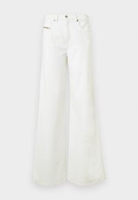 Λευκά τζιν με ψηλή μέση και φαρδιά μπατζάκια, με μπροστινές τσέπες και κούμπωμα με κουμπί, παρουσιασμένα σε απλό φόντο.