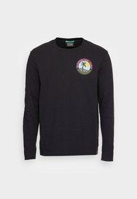 Langärmliges schwarzes T-Shirt aus Baumwolle mit einem bunten, runden Grafikdesign, das eine Palme und den Text "SUMMERTIME OASIS" auf der Brust zeigt.