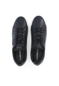 Baskets en cuir noir avec semelles en caoutchouc blanc, dotées d'un bout rond, d'un design classique à lacets et d'un logo de marque doré sur la semelle intérieure.