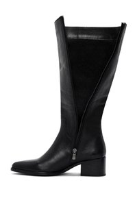 Botas negras hasta la rodilla con punta afilada, hechas de cuero y material elástico. Presentan un cierre lateral con cremallera y un tacón grueso.