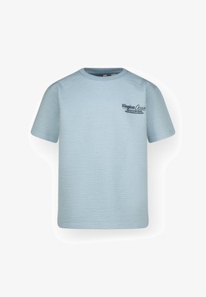 Jasnoniebieska, teksturowana koszulka i szorty, z granatowym logotypem na lewej piersi i szortach. Uzupełnione szaro-białymi sneakersami.