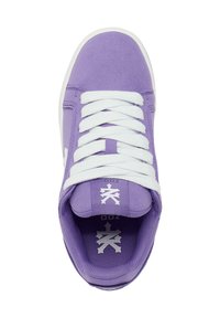 Lila Sneakers mit weißen Schnürsenkeln und Logo, ausgestattet mit einem weichen Textil-Obermaterial und einer kontrastierenden Gummisohle. Abgerundete Zehenform.