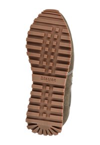 Hnědá gumová podrážka s texturovaným vzorem a logem. Obsahuje pevný svršek z olivové nubukové kůže se bočním prošíváním a zesílenými okraji.