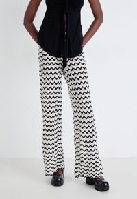 Noisy May NMSADIE PANTS - Nohavice - black/oatmeal/bright white