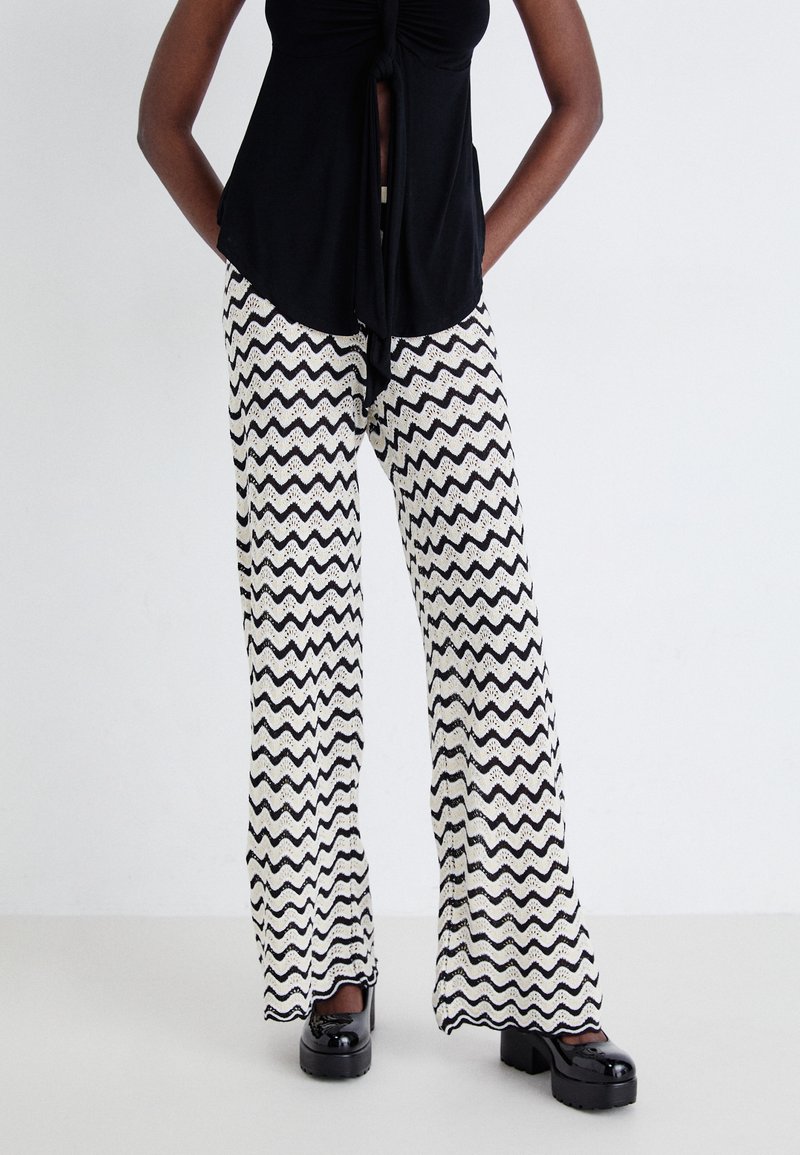 Noisy May - NMSADIE PANTS - Tygbyxor - black/oatmeal/bright white, Förstora