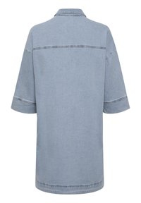 Chemise en denim bleu clair avec un col, des manches courtes et une coupe droite. Présente des détails de couture subtils à l'arrière.