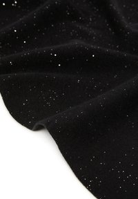 Tessuto nero con una superficie morbida e testurizzata, caratterizzato da accenti di glitter argento sparsi, che creano un effetto scintillante.