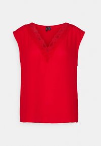 Punainen hihaton paita, jossa on pitsireunainen V-pääntie, valmistettu kevyestä kankaasta, esillä valkoisella taustalla.