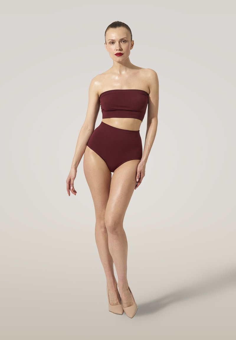 Completo da bagno bordeaux in due pezzi con top senza spalline e parte inferiore a vita alta, realizzato in un materiale liscio e aderente.