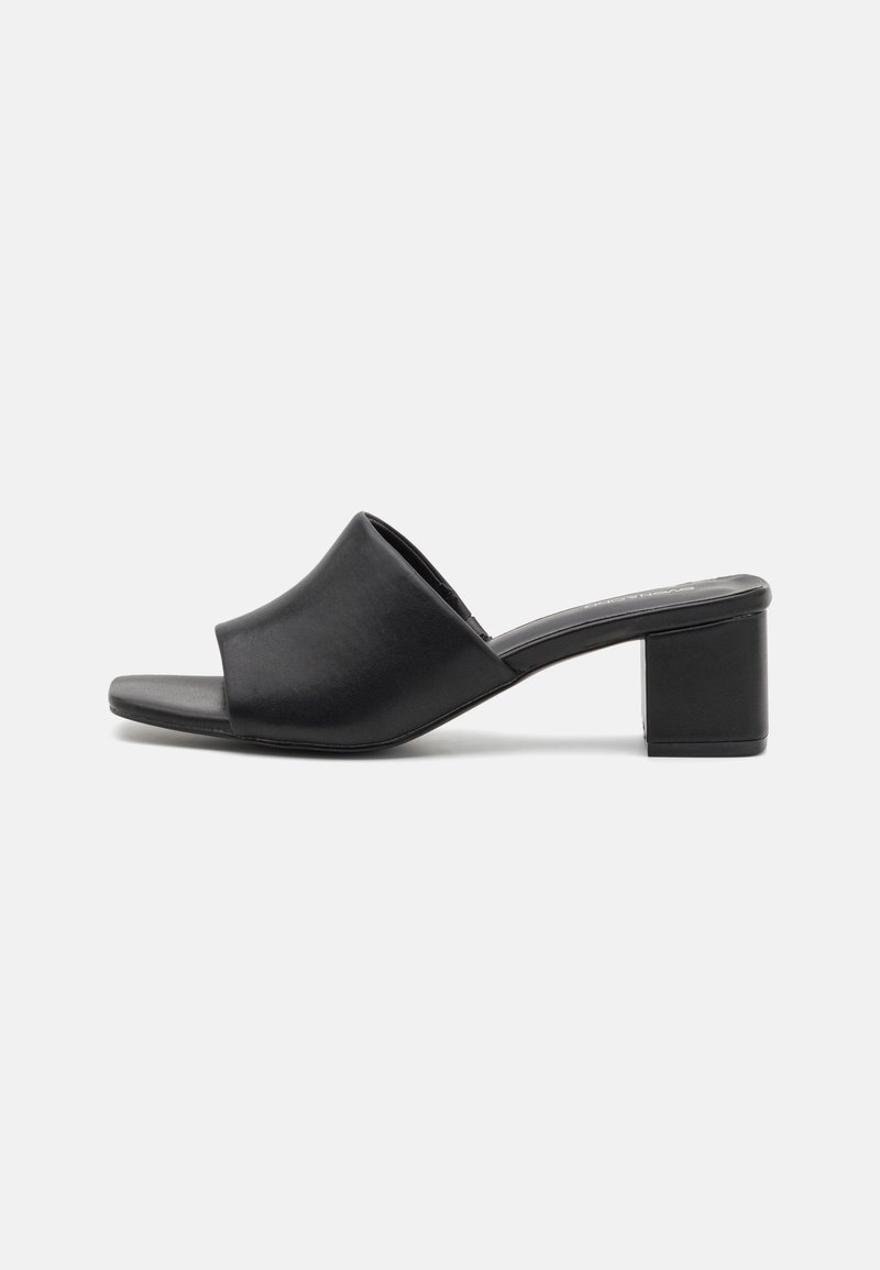 Sandale à talon carré noir avec dessus en cuir lisse, design à bout ouvert et silhouette légèrement courbée pour le confort.