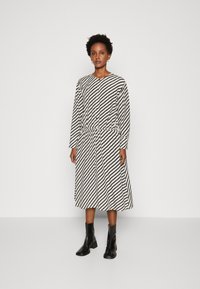 Tommy Hilfiger ZIGZAG WAISTED MIDI DRESS - Haljina-majica - white
