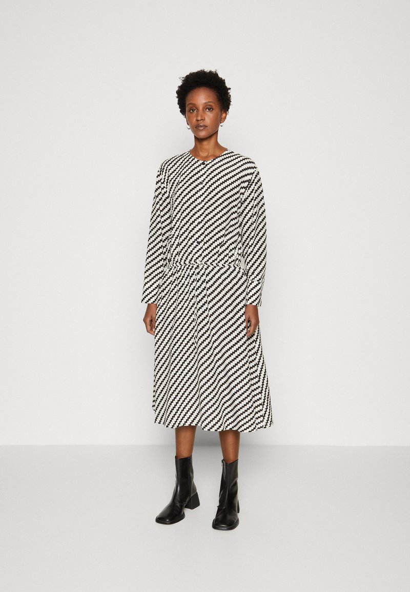 Tommy Hilfiger ZIGZAG WAISTED MIDI DRESS - Haljina-majica - white