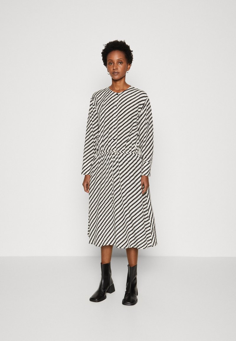 Tommy Hilfiger - ZIGZAG WAISTED MIDI DRESS - Ingruha - white, Nagyítás