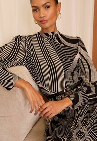 Love & Roses REGULAR FIT - PRINTED CREW NECK LONG SLEEVE   - Maxi šaty - monochrome