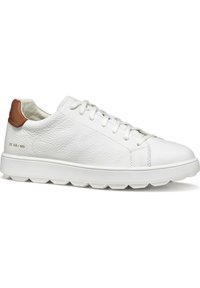 Baskets blanches en cuir avec un dessus texturé, semelle blanche plate et un accent en cuir marron à l'arrière, dotées de lacets ronds et d'un design minimaliste.