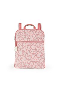 Mochila rosa con un patrón texturizado, que presenta un bolsillo con cremallera en la parte delantera, correas dobles para los hombros y un asa en la parte superior. Se adjunta un pequeño charm de oso.