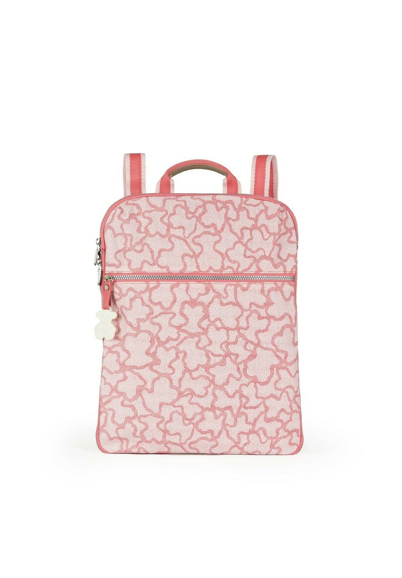 Mochila rosa con un patrón texturizado, que presenta un bolsillo con cremallera en la parte delantera, correas dobles para los hombros y un asa en la parte superior. Se adjunta un pequeño charm de oso.