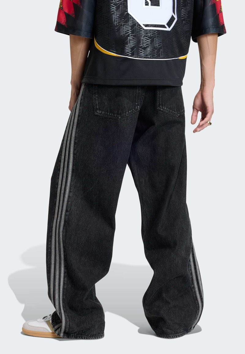 Lockere, dunkelblaue Jeans aus Denim mit kontrastierenden Seitenstreifen, zwei Gesäßtaschen und geradem Bein. Texturiertes Gewebe mit weiter Passform.