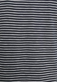 Marinblått tyg med växlande tunna vita ränder, med en slät textur och ett enhetligt mönster över hela ytan.