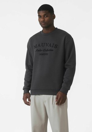 Mørkegrå sweatshirt med teksten "MAUVAIS Atelier Collection MMXVII" broderet på fronten, med en klassisk rund hals og ribstrikkede ærmeafslutninger.