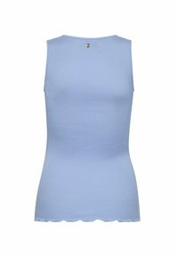 Svetlomodrý rebrovaný top bez rukávov so zvlneným lemom a dekoratívnym strieborným gombíkom na zadnom výstrihu.