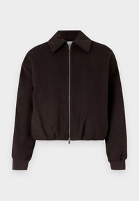 Czarna krótka kurtka z zamkiem błyskawicznym, z kołnierzykiem i prążkowanymi mankietami, wykonana z miękkiego, teksturowanego materiału.