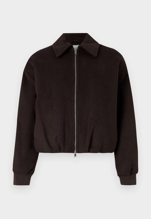 Crna skraćena jakna sa zatvaranjem na rajsferšlus, s ovratnikom i rebrastim manžetama, izrađena od mekog, teksturiranog materijala.