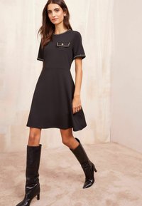 Friends Like These SHORT SLEEVE PONTE WITH GOLD CHAIN DETAILING - Laisvo kirpimo suknelė - black