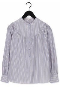 Blusa a righe blu chiaro con colletto rotondo, chiusura con bottoni e dettagli arruffati sul davanti. Maniche lunghe con polsini abbottonati.